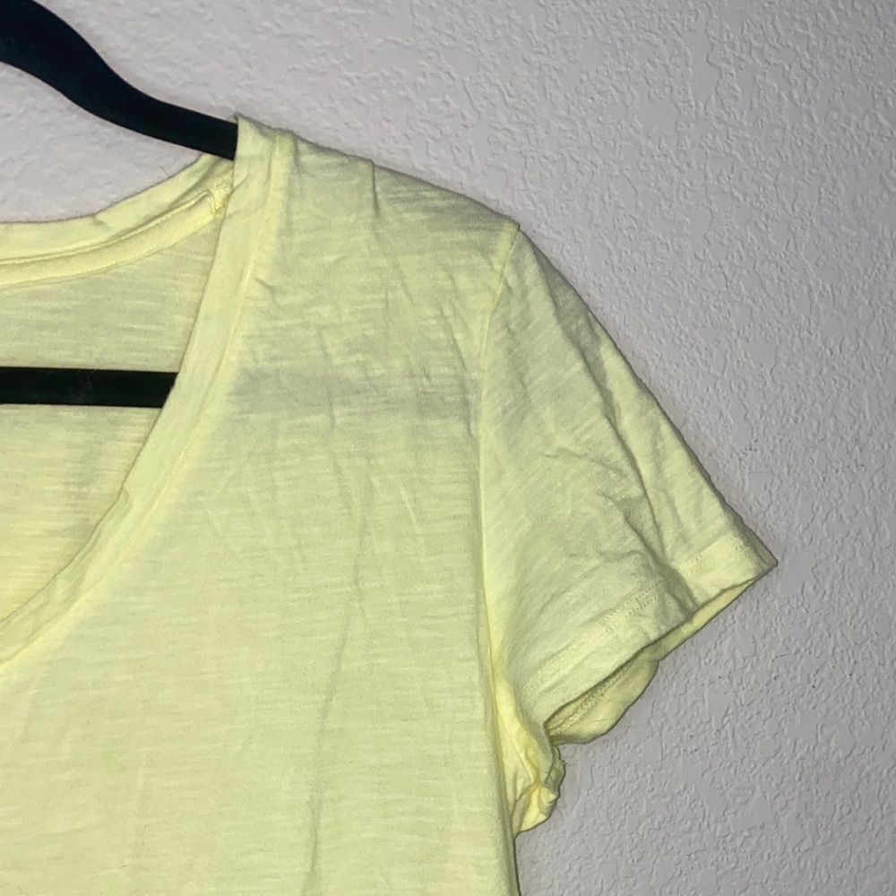 🪼V-neck bright yellow basic short sleeved tee!